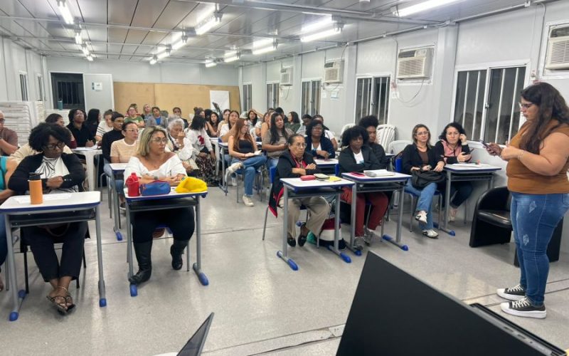 O objetivo da iniciativa é proporcionar aos participantes conhecimentos práticos e teóricos sobre a Língua Brasileira de Sinais. Foto: Divulgação
