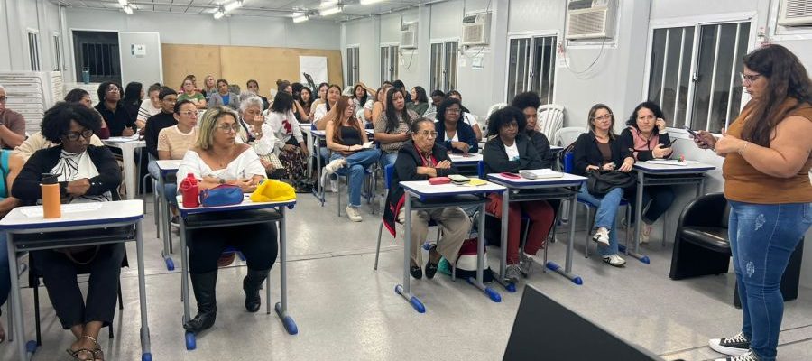O objetivo da iniciativa é proporcionar aos participantes conhecimentos práticos e teóricos sobre a Língua Brasileira de Sinais. Foto: Divulgação