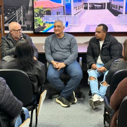 O prefeito Carlos Augusto ouviu as demandas dos trabalhadores da renda alternativa Foto: Ákilla Ribeiro