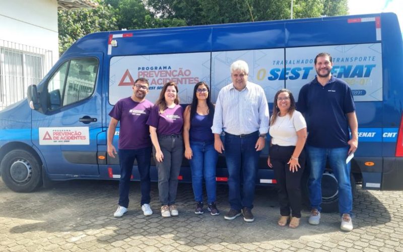Mário Max, no meio, recebeu a equipe do SEST SENAT, na última quarta-feira, dia 6 Foto: Divulgação