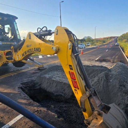 Conserto inclui preenchimento da abertura com material para compactação. Depois será feito o recapeamento asfáltico Foto: Eduardo Yoshi