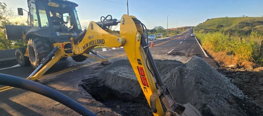 Conserto inclui preenchimento da abertura com material para compactação. Depois será feito o recapeamento asfáltico Foto: Eduardo Yoshi