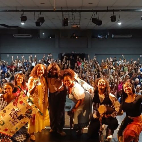 Mais de 140 idosos foram ao Teatro Municipal assistir a “Quem já foi velho levanta a mão”, como parte das atividades do Saúde do Idoso Foto: Lilian Vieira