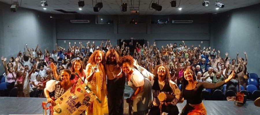 Mais de 140 idosos foram ao Teatro Municipal assistir a “Quem já foi velho levanta a mão”, como parte das atividades do Saúde do Idoso Foto: Lilian Vieira