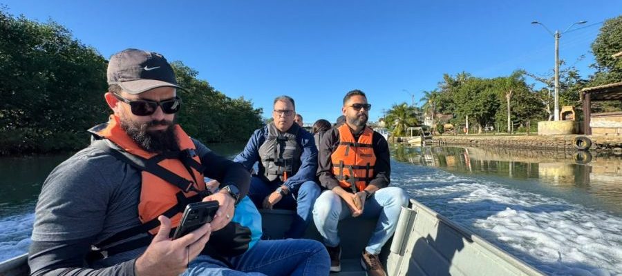 As equipes percorreram o Rio das Ostras e seus afluentes, realizando inspeções e levantamentos técnicos Foto: Secom