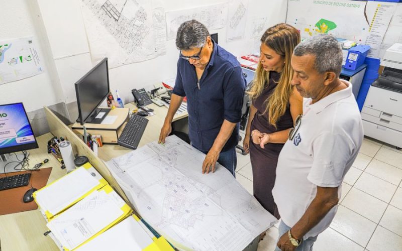 Secretário de Urbanismo conversa com equipe de Regularização Fundiária sobre próximas ações do Programa Foto: Davi Santos
