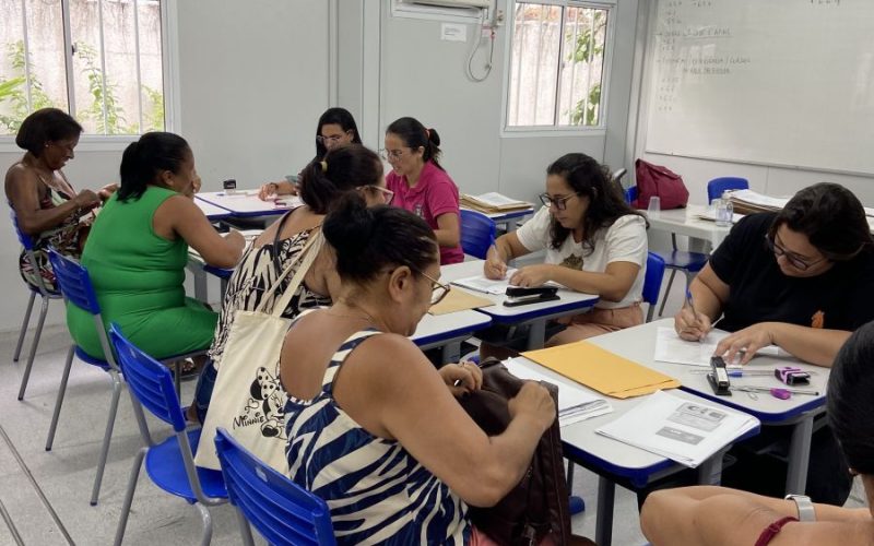 Profissionais devem apresentar os documentos comprobatórios no Núcleo de Gestão Pedagógica. Foto: Divulgação