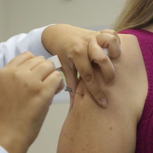 Alem das criancas, os jovens e adultos que nao sabem se foram imunizados contra o sarampo devem tomar a vacina Foto: Matheus Müller