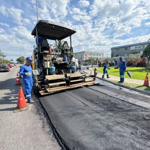 Obra de recapeamento asfáltico no trecho da rotatória que liga a Rodovia Amaral Peixoto (RJ-106) à Avenida Professor Leandro Sarzedas. Foto: Secom