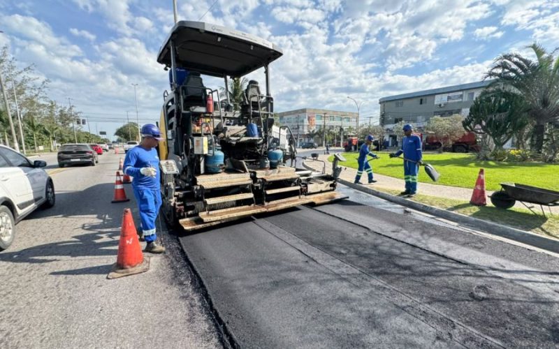 Obra de recapeamento asfáltico no trecho da rotatória que liga a Rodovia Amaral Peixoto (RJ-106) à Avenida Professor Leandro Sarzedas. Foto: Secom