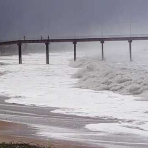 Na orla, o mar permanece agitado, com ondas podendo chegar a 3 metros Foto: Divulgação