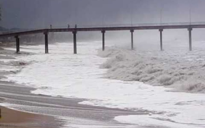 Na orla, o mar permanece agitado, com ondas podendo chegar a 3 metros Foto: Divulgação