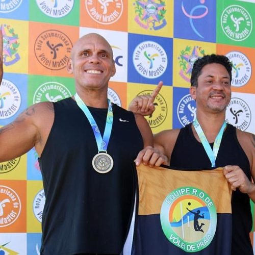 Danúbio Rondon e Felipe Maia representam a equipe Rio das Ostras de Vôlei de Praia Foto: Divulgação