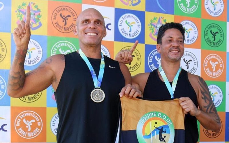 Danúbio Rondon e Felipe Maia representam a equipe Rio das Ostras de Vôlei de Praia Foto: Divulgação