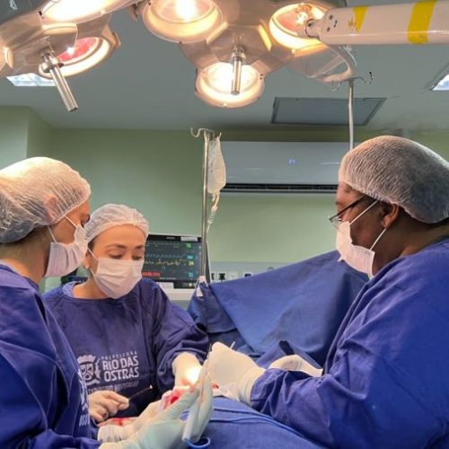 Equipes começaram a fazer cirurgias como retirada de nódulos nas mamas e biópsias, no Hospital Municipal Foto: Alexandre Leite