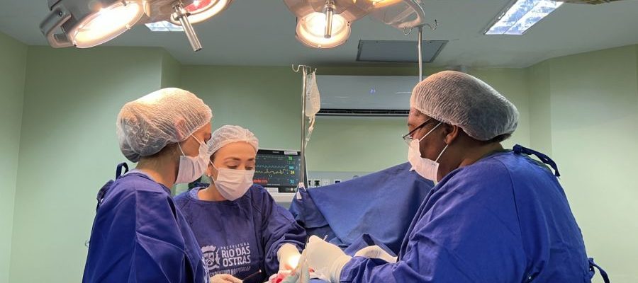 Equipes começaram a fazer cirurgias como retirada de nódulos nas mamas e biópsias, no Hospital Municipal Foto: Alexandre Leite