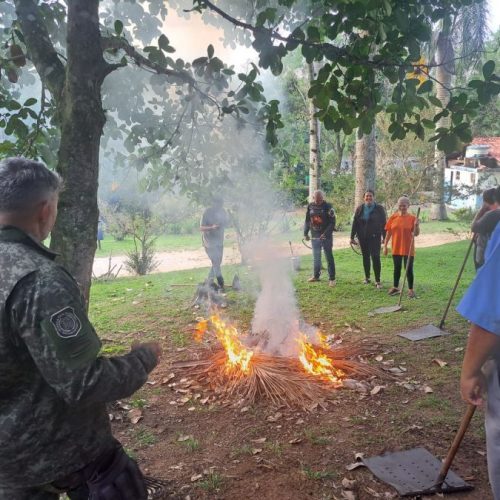 A parte prática aconteceu em áreas do próprio parque, onde os participantes puderam vivenciar situações simuladas de combate ao fogo Foto: Divulgação