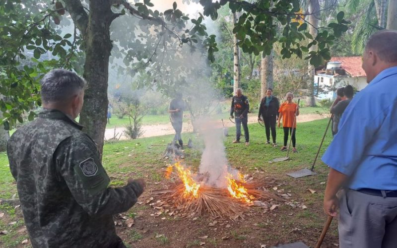 A parte prática aconteceu em áreas do próprio parque, onde os participantes puderam vivenciar situações simuladas de combate ao fogo Foto: Divulgação