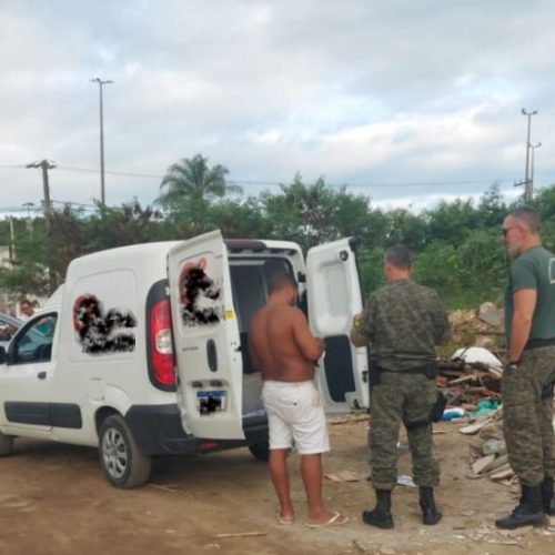 Guarda Ambiental flagrou um homem fazendo descarte irregular de entulho às margens do Canal de Medeiros Foto: Divulgação