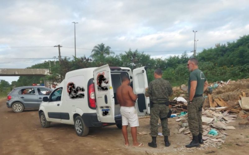 Guarda Ambiental flagrou um homem fazendo descarte irregular de entulho às margens do Canal de Medeiros Foto: Divulgação